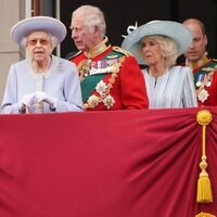 La Reina Isabel, el Príncipe Carlos, Camilla Parker y el Príncipe Guillermo en Trooping the Colour por el Jubileo de Platino