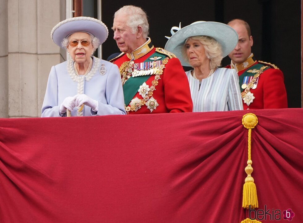 La Reina Isabel, el Príncipe Carlos, Camilla Parker y el Príncipe Guillermo en Trooping the Colour por el Jubileo de Platino