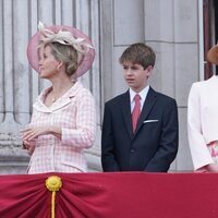 El Príncipe Eduardo y Sophie de Wessex, Lady Louise y James Mountbatten-Windsor en Trooping the Colour 2022 por el Jubileo de Platino