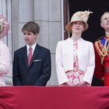 El Príncipe Eduardo y Sophie de Wessex, Lady Louise y James Mountbatten-Windsor en Trooping the Colour 2022 por el Jubileo de Platino