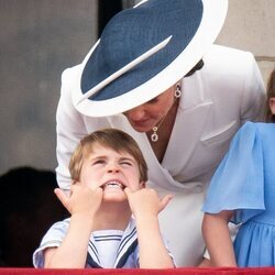 Kate Middleton habla con el Príncipe Luis en Trooping the Colour por el Jubileo de Platino