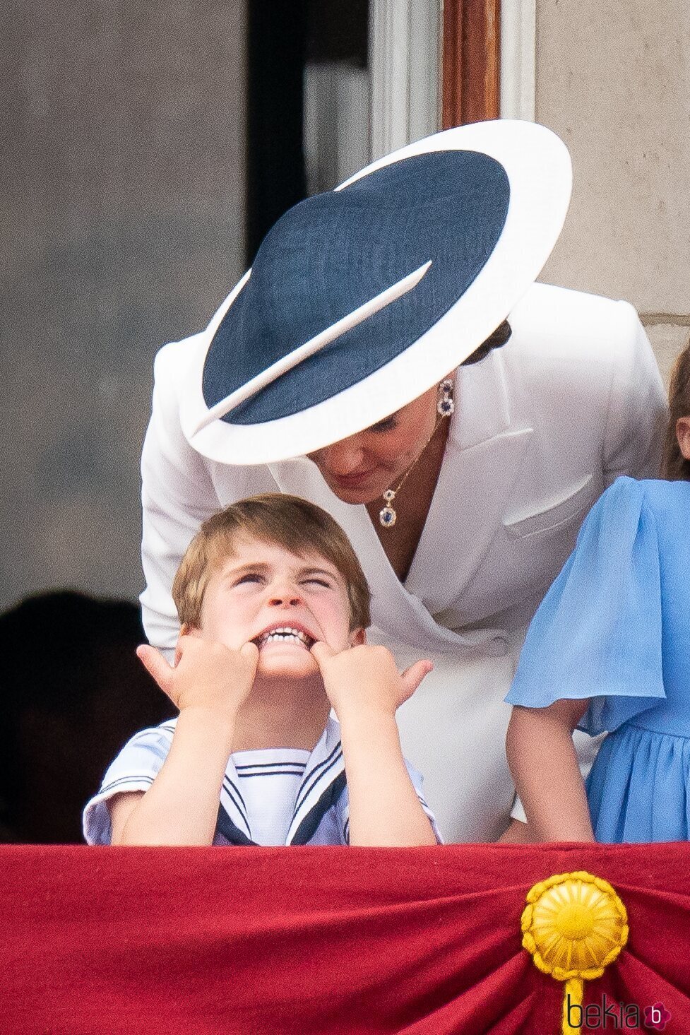 Kate Middleton habla con el Príncipe Luis en Trooping the Colour por el Jubileo de Platino
