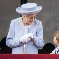 La Reina Isabel sonríe al Príncipe Luis en Trooping the Colour por el Jubileo de Platino