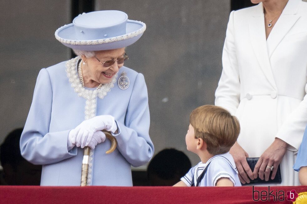 La Reina Isabel sonríe al Príncipe Luis en Trooping the Colour por el Jubileo de Platino