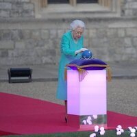 La Reina Isabel en el encendido de antorchas por el Jubileo de Platino en Windsor Castle