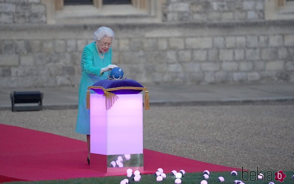 La Reina Isabel en el encendido de antorchas por el Jubileo de Platino en Windsor Castle