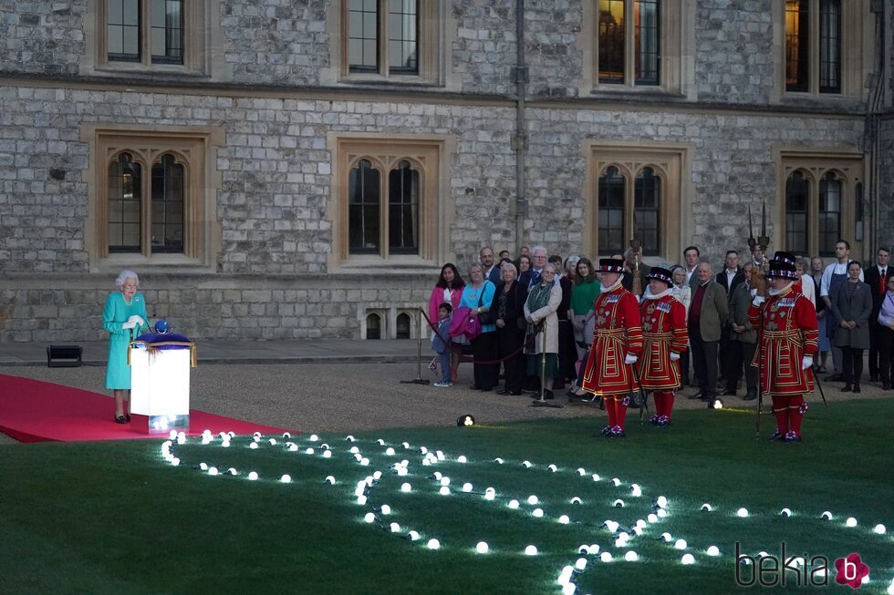 La Reina Isabel tras encender el 'Árbol de los Árboles' por el Jubileo de Platino en Windsor Castle