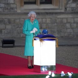 La Reina Isabel tras haber encendido el 'Árbol de los Árboles' y las antorchas por el Jubileo de Platino en Windsor Castle