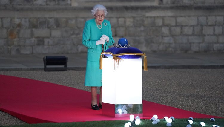 La Reina Isabel tras haber encendido el 'Árbol de los Árboles' y las antorchas por el Jubileo de Platino en Windsor Castle