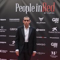 Omar Ayuso en el photocall de People in Red 2022 en Barcelona