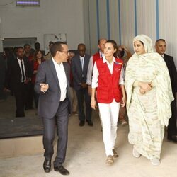 La Reina Letizia en una visita a un centro de distribución de pescado en su viaje a Mauritania