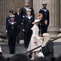 El Príncipe Harry y Meghan Markle entrando al Servicio de Acción de Gracias por el Jubileo de Platino