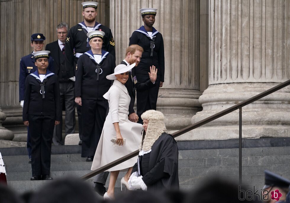 El Príncipe Harry y Meghan Markle entrando al Servicio de Acción de Gracias por el Jubileo de Platino