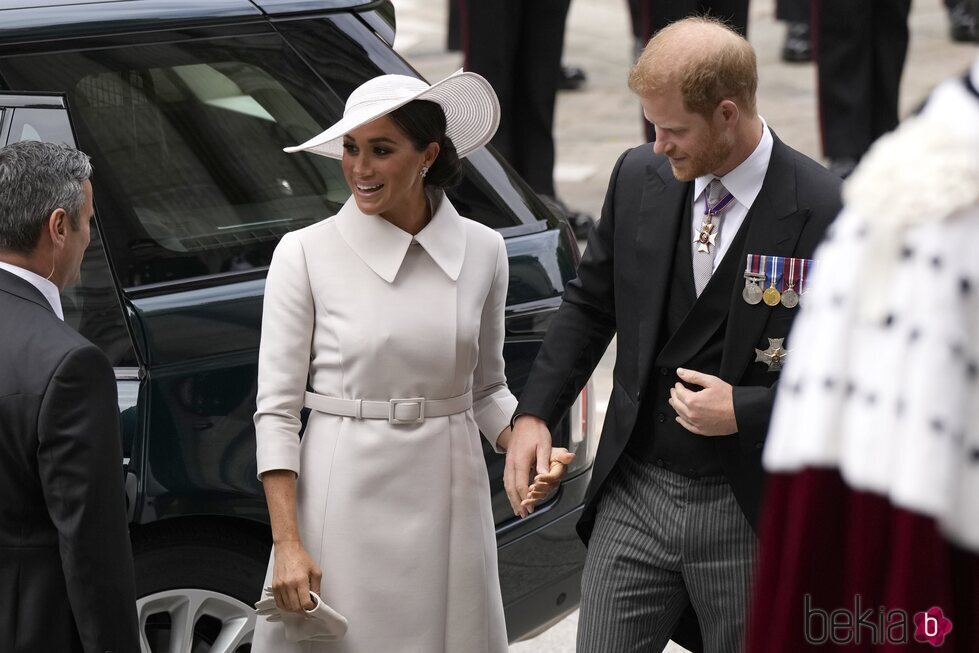 El Príncipe Harry y Meghan Markle, cogidos de la mano a su llegada al Servicio de Acción de Gracias por el Jubileo de Platino