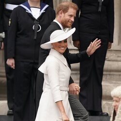 El Príncipe Harry y Meghan Markle sonriendo y saludando en el Servicio de Acción de Gracias por el Jubileo de Platino