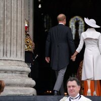 El Príncipe Harry y Meghan Markle cogidos de la mano entrando al Servicio de Acción de Gracias por el Jubileo de Platino
