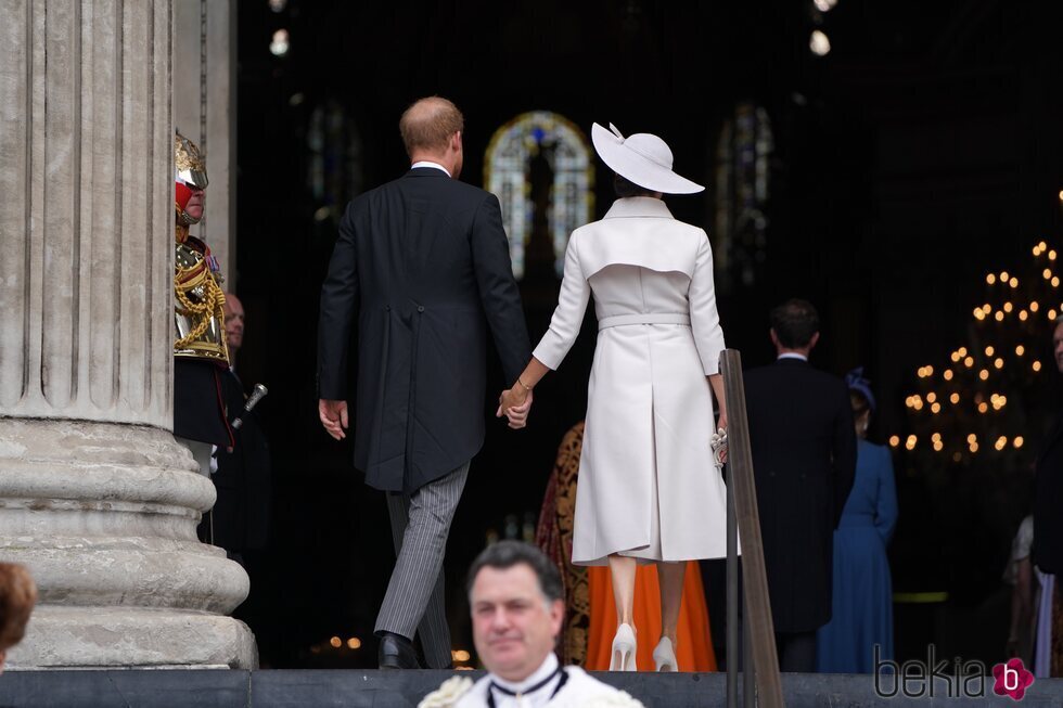 El Príncipe Harry y Meghan Markle cogidos de la mano entrando al Servicio de Acción de Gracias por el Jubileo de Platino