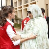 La Reina Letizia saludando durante una visita a la universidad de Nuakchot en Mauritania