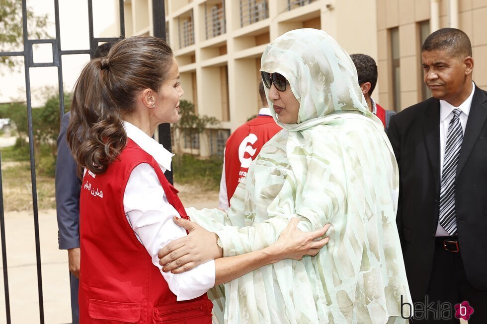 La Reina Letizia saludando durante una visita a la universidad de Nuakchot en Mauritania