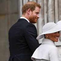 El Príncipe Harry y Meghan Markle muy sonrientes en el Servicio de Acción de Gracias por el Jubileo de Platino