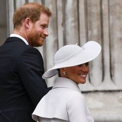 El Príncipe Harry y Meghan Markle muy sonrientes en el Servicio de Acción de Gracias por el Jubileo de Platino