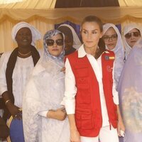 La Reina Letizia rodeada de personas en su viaje de cooperación a Mauritania