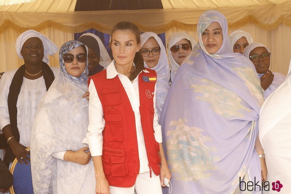 La Reina Letizia rodeada de personas en su viaje de cooperación a Mauritania