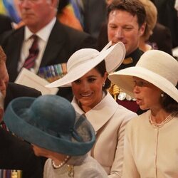 El Príncipe Harry y Meghan Markle y Lady Sarah Chatto en el Servicio de Acción de Gracias por el Jubileo de Platino