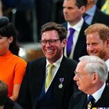 El Príncipe Harry y Jack Brooksbank riéndose junto a Eugenia de York en el Servicio de Acción de Gracias por el Jubileo de Platino