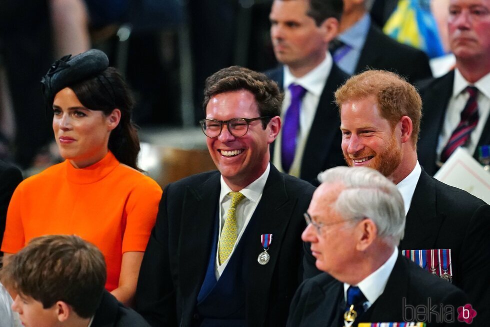 El Príncipe Harry y Jack Brooksbank riéndose junto a Eugenia de York en el Servicio de Acción de Gracias por el Jubileo de Platino