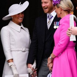 El Príncipe Harry y Meghan Markle y Zara Phillips en el Servicio de Acción de Gracias por el Jubileo de Platino