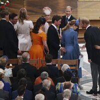 El Príncipe Eduardo sonríe al Príncipe Harry y Meghan Markle en el Servicio de Acción de Gracias por el Jubileo de Platino