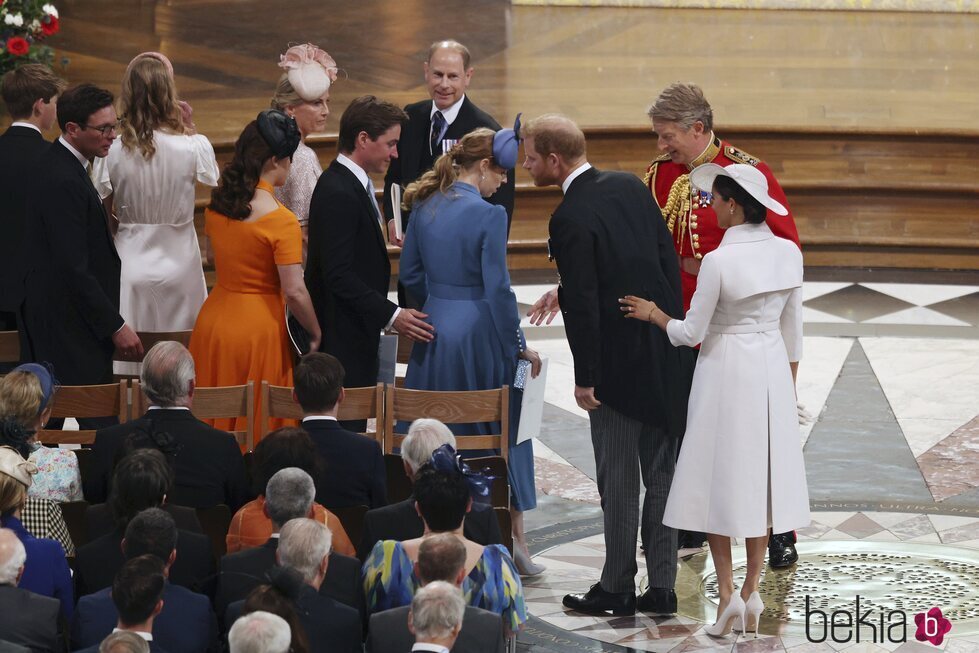 El Príncipe Eduardo sonríe al Príncipe Harry y Meghan Markle en el Servicio de Acción de Gracias por el Jubileo de Platino