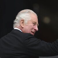 El Príncipe Carlos saludando en el Servicio de Acción de Gracias por el Jubileo de Platino