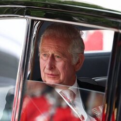 El Príncipe Carlos en un coche a su llegada al Servicio de Acción de Gracias por el Jubileo de Platino