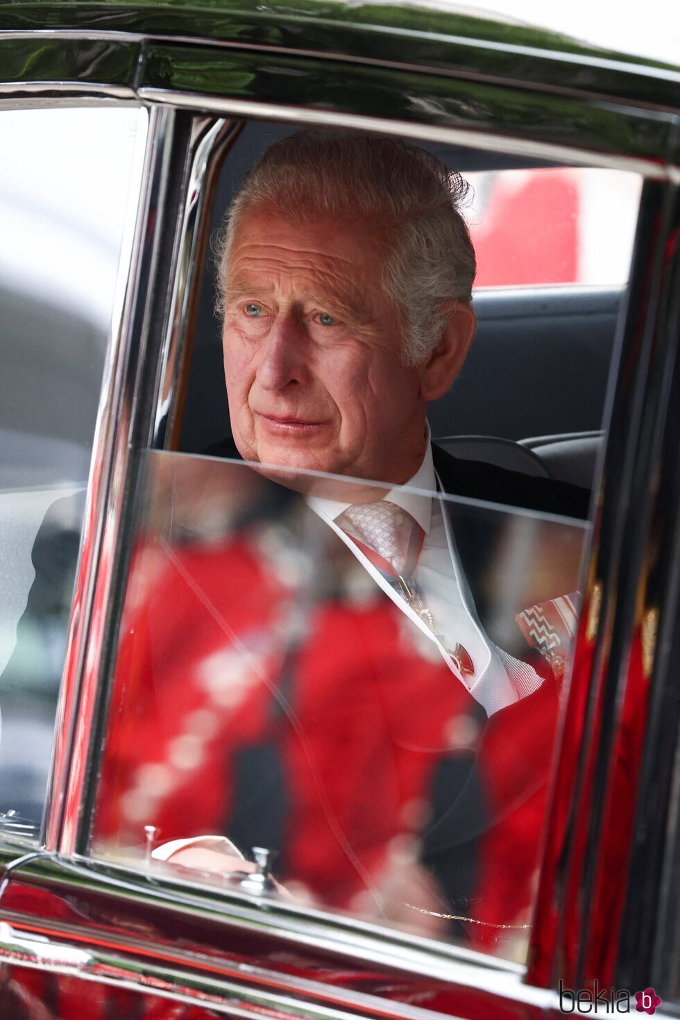 El Príncipe Carlos en un coche a su llegada al Servicio de Acción de Gracias por el Jubileo de Platino