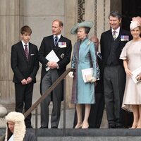 Los Condes de Wessex y sus hijos y la Princesa Ana y Sir Timothy Laurence en el Servicio de Acción de Gracias por el Jubileo de Platino