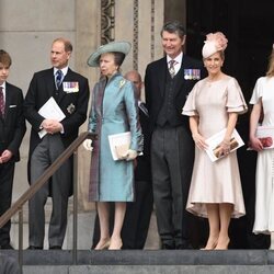 Los Condes de Wessex y sus hijos y la Princesa Ana y Sir Timothy Laurence en el Servicio de Acción de Gracias por el Jubileo de Platino