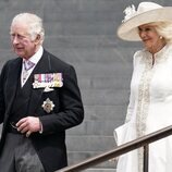 El Príncipe Carlos y Camilla Parker a la salida del Servicio de Acción de Gracias por el Jubileo de Platino