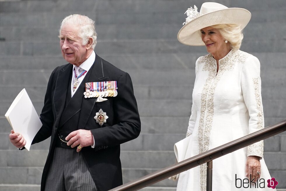 El Príncipe Carlos y Camilla Parker a la salida del Servicio de Acción de Gracias por el Jubileo de Platino