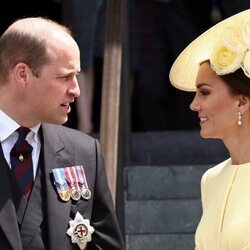 El Príncipe Guillermo y Kate Middleton hablando a la salida del Servicio de Acción de Gracias por el Jubileo de Platino
