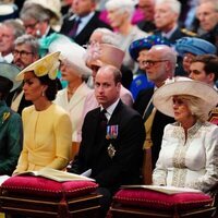 El Príncipe Carlos y Camilla Parker y el Príncipe Guillermo y Kate Middleton en el Servicio de Acción de Gracias por el Jubileo de Platino