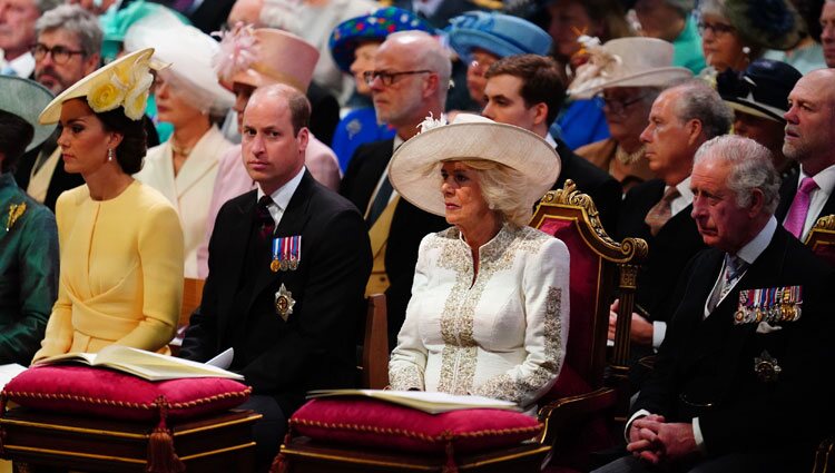 El Príncipe Carlos y Camilla Parker y el Príncipe Guillermo y Kate Middleton en el Servicio de Acción de Gracias por el Jubileo de Platino
