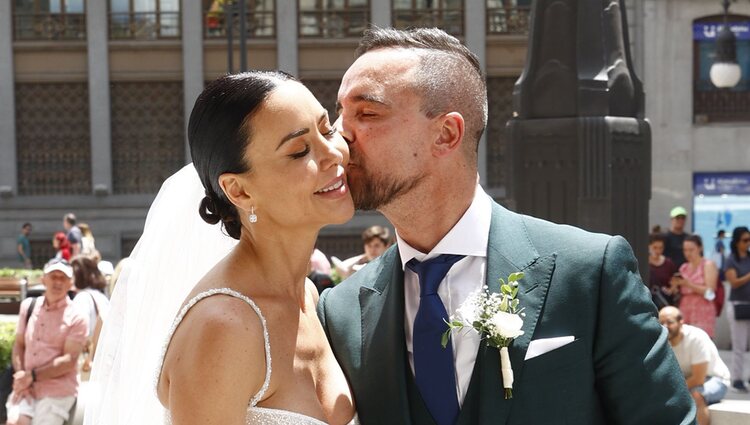 Julián Bayón besa a Vania Millán en su boda