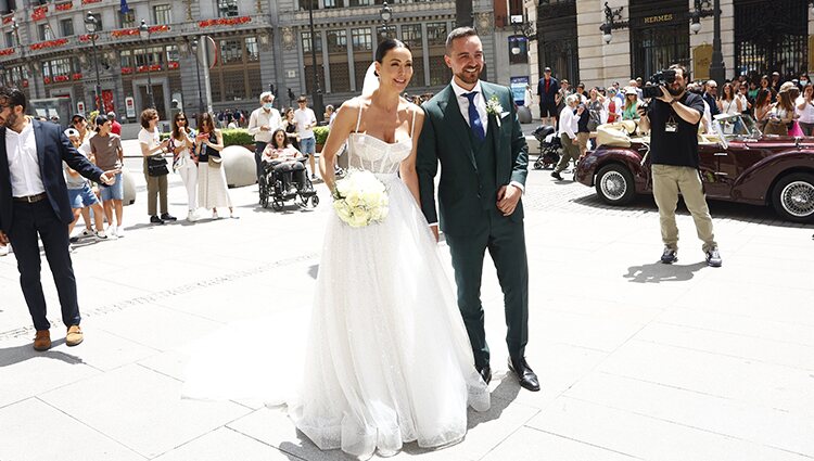 Vania Millán y Julián Bayón en la celebración de su boda