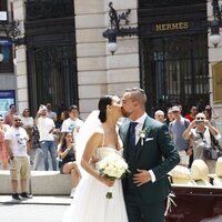 Vania Millán y Julián Bayón besándose en su boda