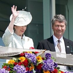 La Princesa Ana y Sir Timothy Laurence en el Derby de Epsom 2022 por el Jubileo de Platino
