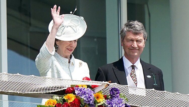 La Princesa Ana y Sir Timothy Laurence en el Derby de Epsom 2022 por el Jubileo de Platino