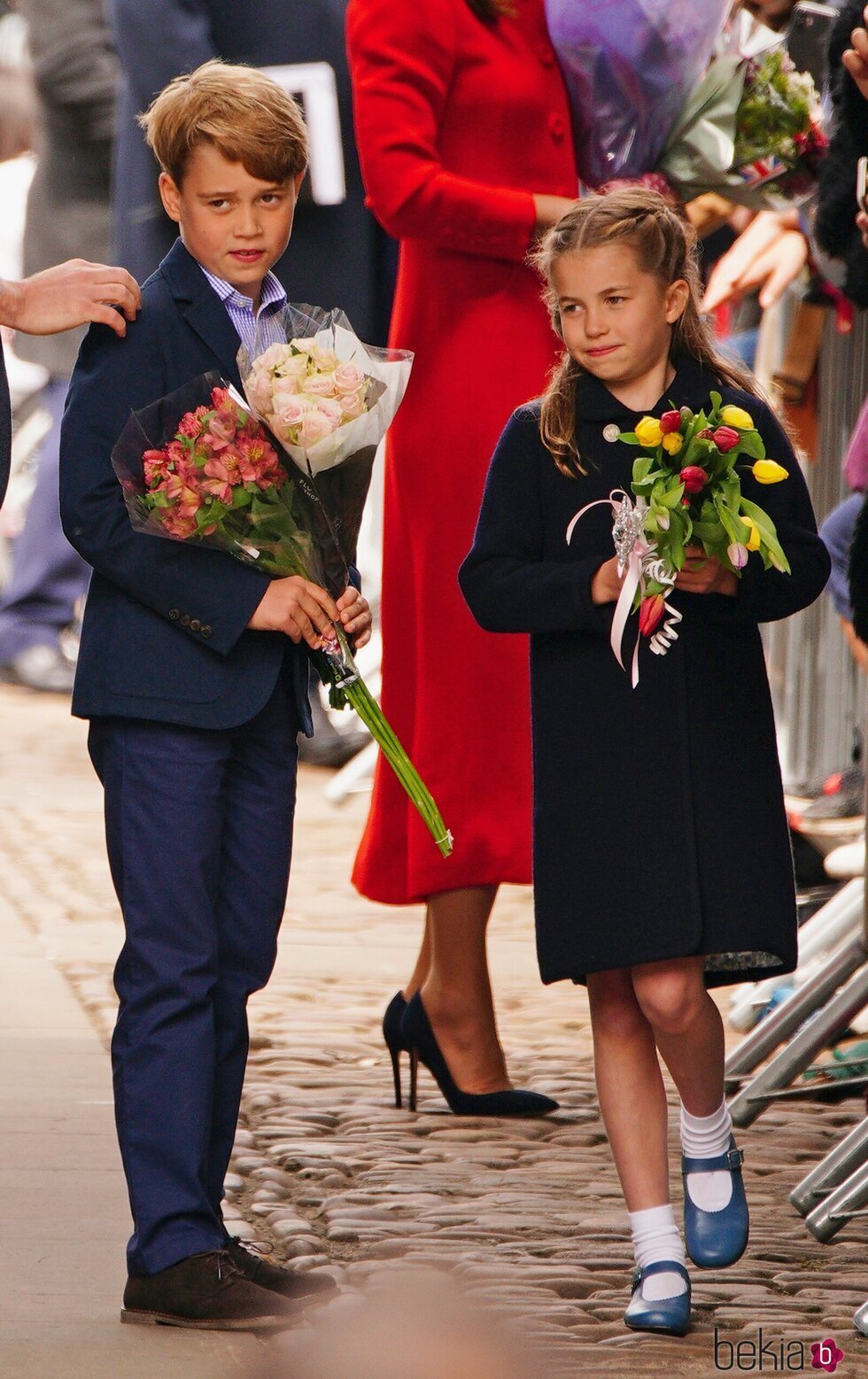El Príncipe Jorge y la Princesa Carlota con ramos de flores en su visita a Gales por el Jubileo de Platino