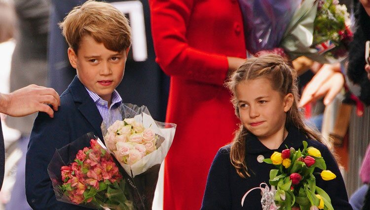 El Príncipe Jorge y la Princesa Carlota con ramos de flores en su visita a Gales por el Jubileo de Platino